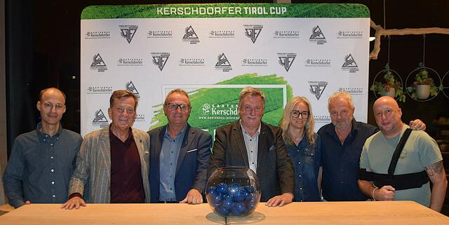 Ein Teil der TFV-Vorstandsmitglieder die Hannes Kerschdorfer (Bildmitte) für seine Cup-Patenschaften (Sponsoring) dankten. | Foto: Schwaighofer