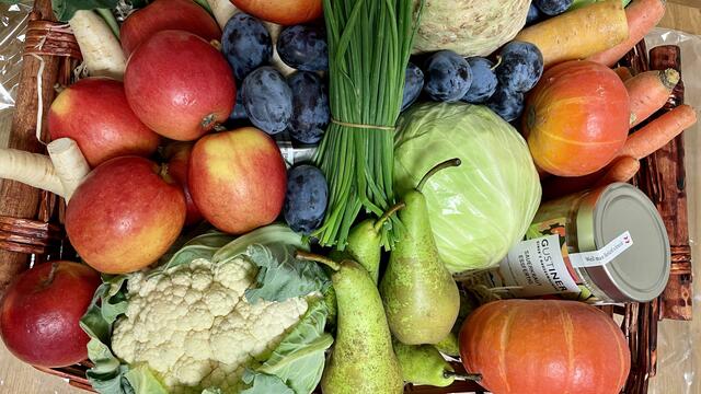 Tirols Bauern zeigen Vielfältigkeit: Gemüse, Obst, Getreide, Mais, Erdäpfel, Zierpflanzen und Grünland/Futterproduktion werden angebaut. | Foto: LK Tirol