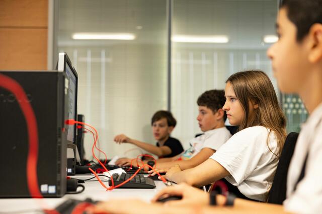 Das kostenlose Angebot umfasst 18 Online-Workshops rund um Spieleentwicklung, Künstliche Intelligenz, Websites designen, interaktive Geschichten schreiben oder Filme produzieren. | Foto: KinderUni OÖ