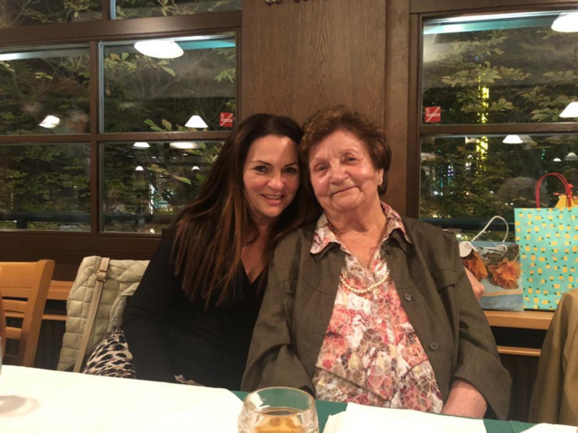 Liselotte Lang starb im 97. Lebensjahr im Kreise ihrer Familie. Hier zu ihrem 92. Geburtstag mit ihrer Tochter, Praterpräsidentin Silvia Lang. | Foto: Lang