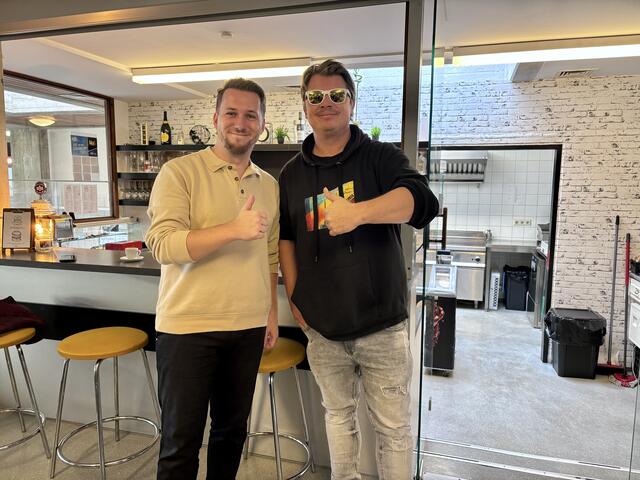 Laden zu den Martini-Tagen, vom 8. bis 10. November ein: 2. Vizebürgermeister Adrian Kubat, Musiker und Sänger von Solarkreis Hartmut Pollhammer (v.l.) | Foto: Elisabeth Kloiber