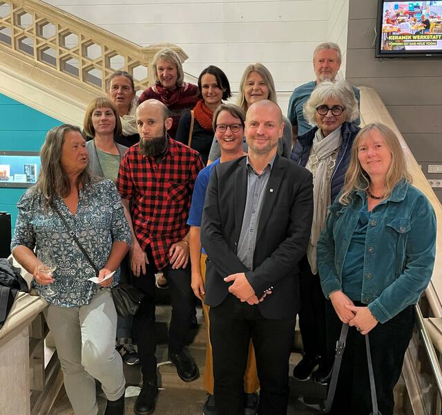 Thomas Rammerstorfer (vorne) mit ehemaligen und aktuellen Mitarbeiterinnen und Mitarbeitern bei der 40er-Feier des Welser Weltladens im Programmkino. | Foto: Rammerstorfer