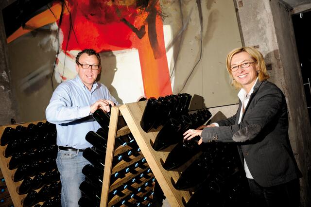 Noch ist viel Arbeit im Weinkeller zu leisten: Ingrid und Georg Regele sind aber bereits voller Vorfreude auf den neuen Jahrgang (am Foto vor ihrem Sektregal). | Foto: SteiermarkWein