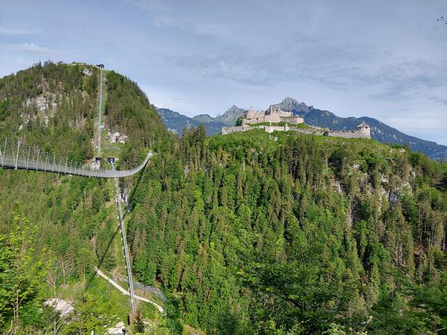 Die "highline179" mit der Festung Ehrenberg im Hintergrund. | Foto: TVB Reutte