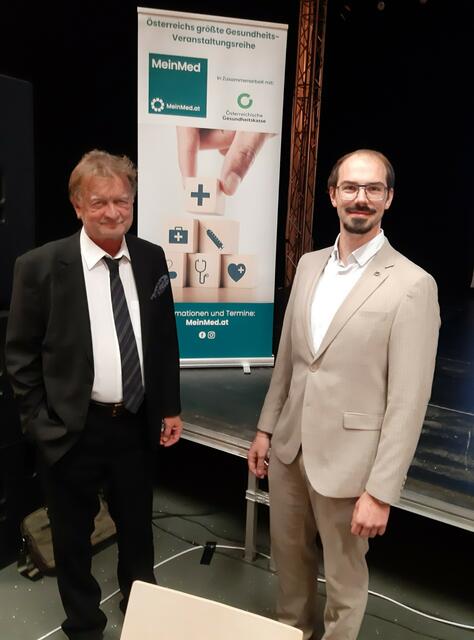 (v.l.) Moderator Peter Fridecky mit dem Referenten Adrian Szodl | Foto: MeinMed
