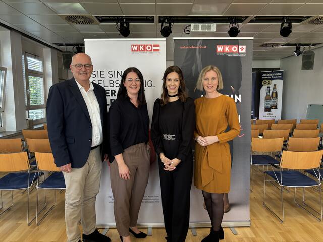 WKO-Bezirksstellenleiter Christoph Wiesner, Sibylle Schlöglmann, Katharina Anna Ecker und Lisa Fuchs. | Foto: MeinBezirk