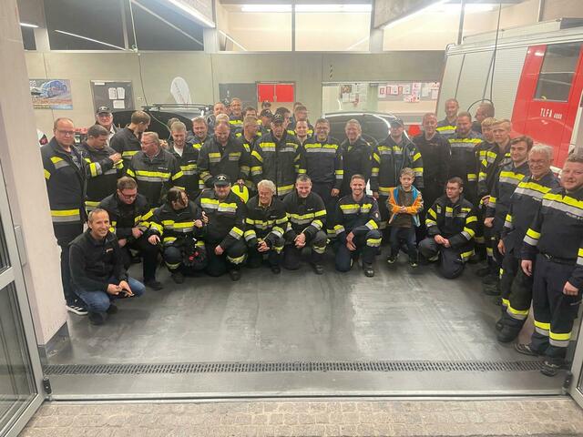 Fast 50 Feuerwehrmitglieder widmeten sich kürzlich dem hochaktuellen Thema der Hochvolttechnologie bei Kraftfahrzeugen. | Foto: Waltl