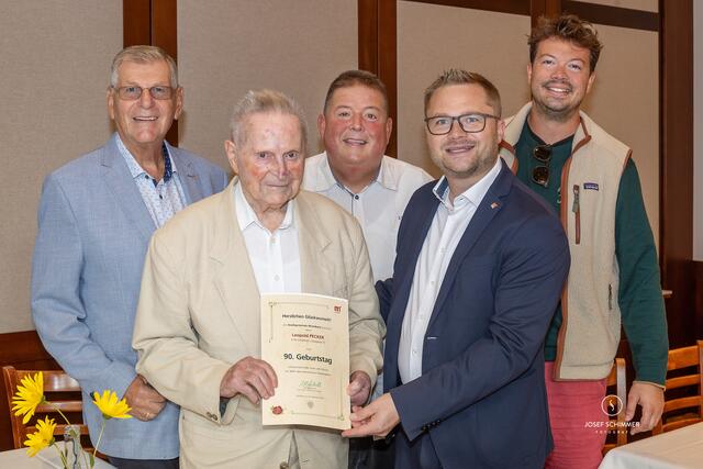 Ortsvorsteher Herbert Eidelpes, Jubilar Leopold Pecker, Johannes Pecker, Bürgermeister Erich Stubenvoll und Gabriel Pecker.
  | Foto: Josef Schimmer