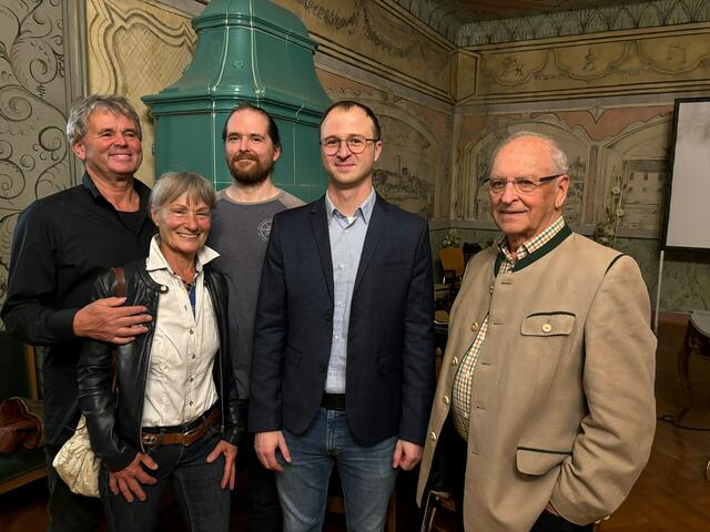 Immobilienkaufmann Norbert König mit Gattin Isolde und Sohn Matthäus. Der IT-Spezialist ist extra aus Wien zum Vortrag in seine Heimatstadt angereist. Franz Gruber und der seinerzeitige Bezirksschulinspektor Helmut Kumpfmüller. | Foto: Helene Pürmayr, Franz Gruber
