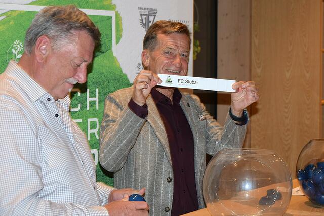 Zillertaler Männer-Freundschaft - Hannes Kerschdorfer (li.) und TFV Präsident Josef Geisler. | Foto: Schwaighofer