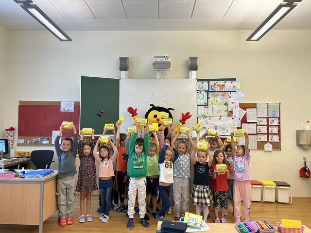 Zum Schulstart waren die Jugendclubbetreuerinnen und -betreuer im Bezirk Baden in einigen Volksschulen unterwegs. | Foto: RB Baden/zVg