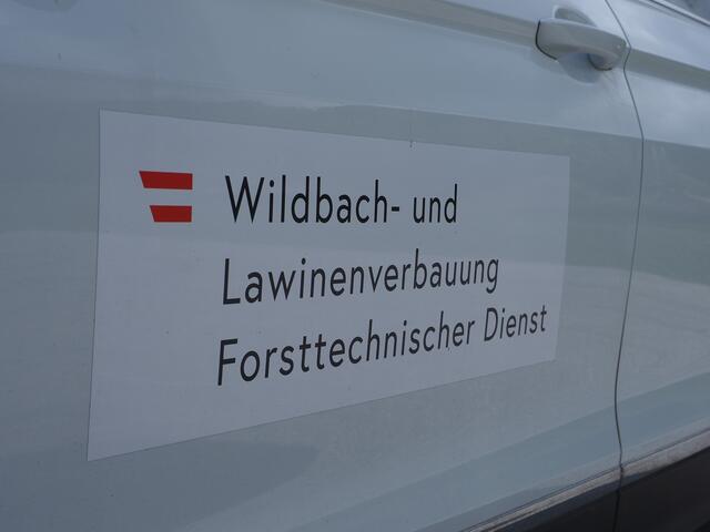 Ein Schutznetz soll die Silbersberg-Siedlung vor Steinschlag bewahren. | Foto: Santrucek