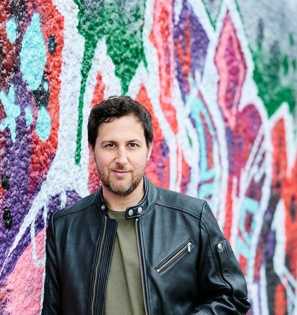 Der Liesinger Autor Roman Klementovic hat mit "Tränengrab" seinen siebten Roman veröffentlicht. Derzeit ist er auf Lesetour. | Foto: René Kovacs