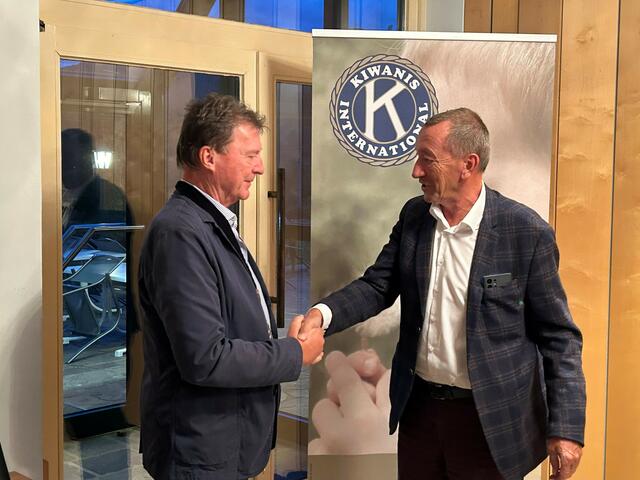 Der bisherige Präsident Mag. Anton Höchtl (rechts im Bild) übergibt sein Amt an den neuen Präsidenten Dir. Robert Pree. | Foto: ©Foto: Kiwanis Club Gmunden