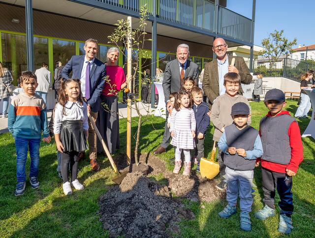Bildungsstadtrat Philipp Gruber, Leiterin Birgit Schuh, Bürgermeister Klaus Schneeberger und Umweltstadtrat Norbert Horvath pflanzten mit den Kindern einen Apfelbaum. | Foto: Stadt Wiener Neustadt/Weller