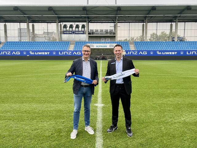 Liwest-Geschäftsführer Stefan Gintenreiter und Blau-Weiß Linz-Geschäftsführer Christoph Peschek spielen für weitere zwei Jahre den Doppelpass.  | Foto: FC Blau-Weiß Linz