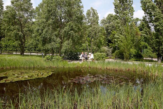 Das Pflegeheim verfügt über einen Garten mit einem Teich. | Foto: Kursana