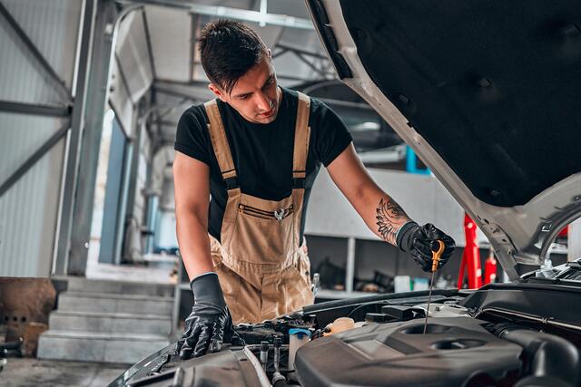 Ein Rundum-Wintercheck in einer Kfz-Werkstatt garantiert auch in der kalten Jahreszeit ein sicheres Autofahren.  | Foto: panthermedia