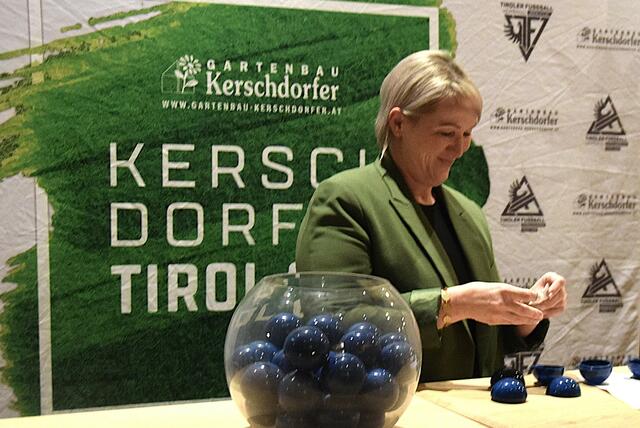 Anwesende Vereinsvertreter durften als Losfee ran. Im Bild die Schriftführerin des SC Kundl. | Foto: Schwaighofer