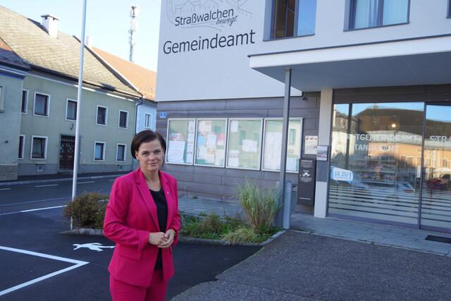 Bürgermeisterin Tanja Kreer (SPÖ) vor dem Gemeindeamt in Straßwalchen. | Foto: Emanuel Hasenauer