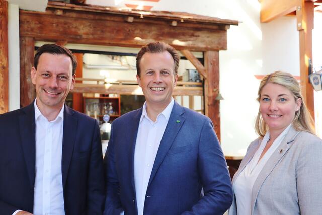 Beim Stiegenwirt in Dobl-Zwaring sprachen NAbg. Ernst Gödl, LR Karlheinz Kornhäusl und VP-Bezirksgeschäftsführerin Nathalie Koch mit MEIN BEZIRK. | Foto: Edith Ertl
