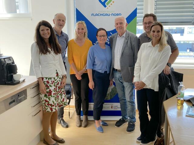 Von links: GF Cathrine Maislinger, Bgm. Franz Gangl, Bgm.in Waltraud Brandstetter, Obfrau Cornelia Ecker, Bgm. Werner Fritz, Bgm. Alois Mühlbacher und GF Katharina Silberbauer. | Foto: LEADER Flachgau-Nord 