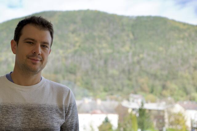 Bürgermeister René Blum. Hinter ihm, der angeschlagene Schutzwald am Silbersberg. | Foto: Santrucek