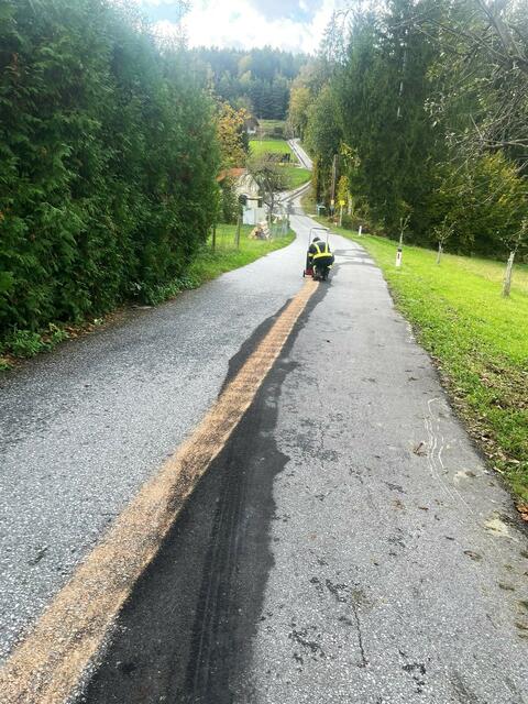 Da hatten die Feuerwehrleute und Bauhofmitarbeiter alle Hände voll zu tun, um die Ölspur zu entfernen. | Foto: FF Voitsberg