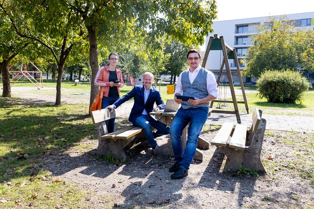 Streetworkerin Viktoria Wimhofer, Jugend- und Freizeit-Stadtrat Dominik Ortmann und Bürgermeister Karl-Heinz Koll testeten das neue WLAN-Angebot gleich selbst. | Foto: Stadtarchiv Traun