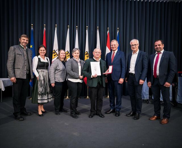 Bürgermeister Johann Feßl, Bettina Zopf, Tochter Helene Pranzl, Gisela und Michael Alber, Landeshauptmann Thomas Stelzer, Abteilungsleiter Straßenbau und -erhaltung Christian Dick, Straßenmeister Raphael Gittmair (v.l.) | Foto: Land OÖ