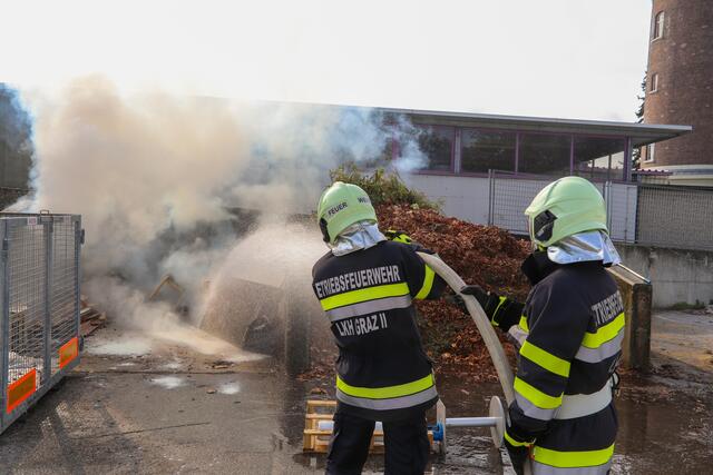 Anlässlich des Weltbrandschutztags am 9. Oktober gab die KAGes Einblick in ihre speziellen Aufgaben des Brandschutzes: Evakuierung von Intensivpatientinnen und -patienten, Löschen im IT Bereich und besondere Feuerwehraufzüge. | Foto: KAGes