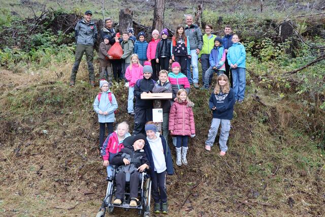 Die Volksschule Nikolsdorf bei ihrem selbst aufgebauten und befüllten Eichelhähertisch. | Foto: Lea Mayr