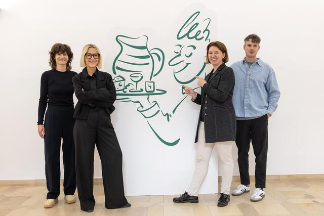 Die Köpfe hinter der Kampagne: Sigrid Stöckl (l.), Nina Kern (2.v.l.) und Florian Knogler (.) vom Kreativteam Zunder x Ortner etc. gemeinsam mit LRin Michaela Langer Weninger (2.v.r.) | Foto: Land OÖ/Haag