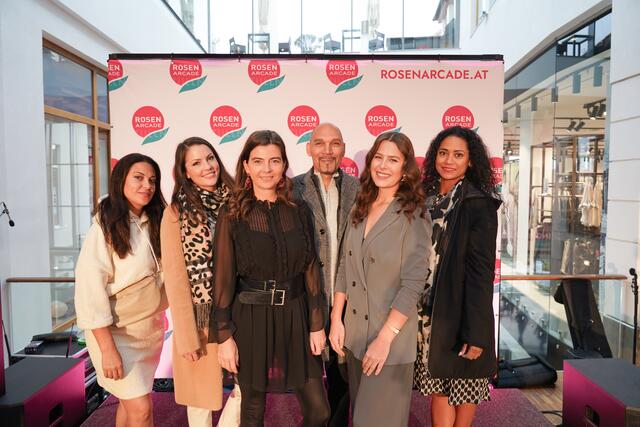 Katharina Gferer (3. v.l.) und Isabella Kain (2.v.l.) gemeinsam mit den Models von Faces bei den Fashion-Shows in der Rosenarcade. | Foto: Marketing Circus/Agnes Jaglarz