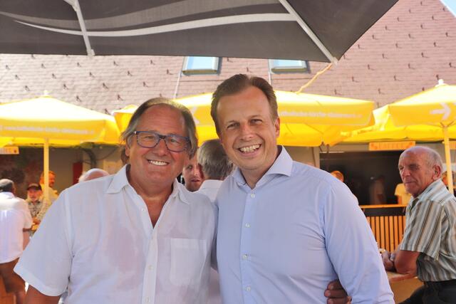 Landesrat Karlheinz Kornhäusl hat seine Wurzeln in Hitzendorf, Kalsdorf und Rein. Das Bild zeigt Vater und Sohn Karlheinz Kornhäusl beim Pfarrfest in Hitzendorf.  | Foto: Edith Ertl