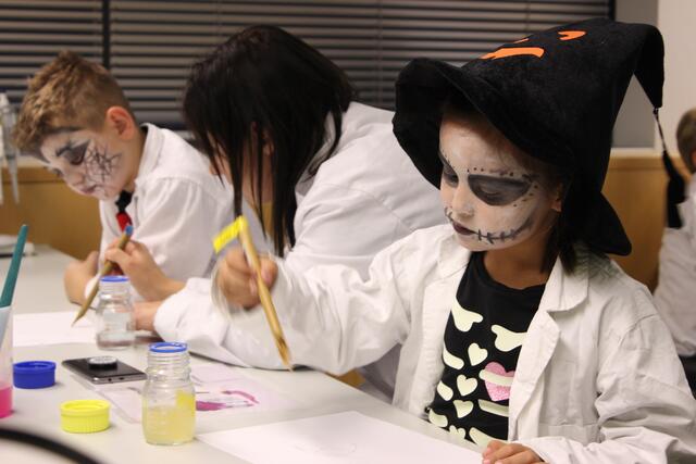 Die Kinder werden zu gruseligem Experimentierspaß eingeladen. Die selbst angefertigte Geheimtinte können sie gleich ausprobieren. | Foto: Vienna Open Lab