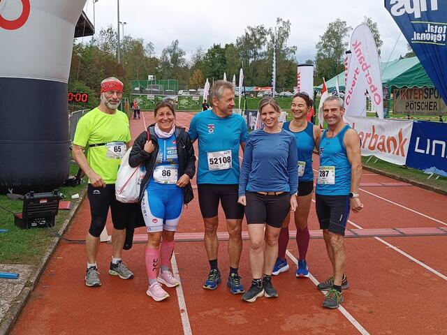 Die Läufer der Gesunden Gemeinde Hartkirchen vor dem Start des Donaulaufes in Ottensheim (Helmut Holl, Sigrid Königseder, Josef Berger, Doris Raaber, Barbara Schatzl, Johann Geyerhofer) | Foto: Barbara Schatzl
