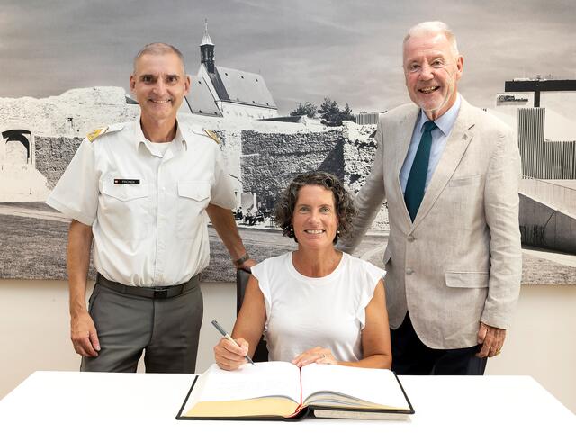 Oberst Thomas Fronek (Damaliger Sprecher des Jahrgangs Ritter von Trapp), Kristina von Trapp und Bürgermeister Klaus Schneeberger. | Foto: Stadt Wiener Neustadt/Weller