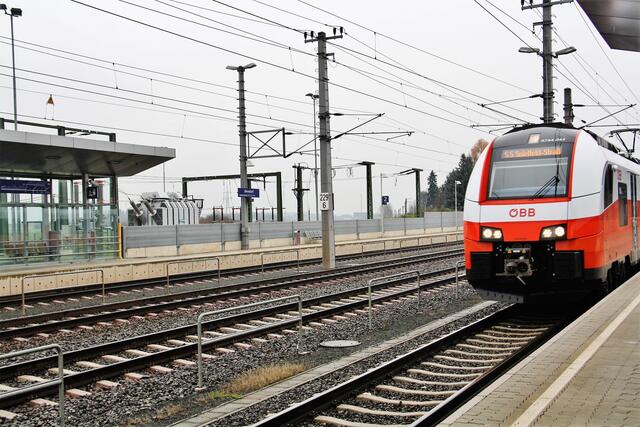 Der Vorschlag der Bürgerinitiative "Lebenswertes Wildon" sieht eine Absenkung der Bahn ab Werndorf (im Bild der Bahnhof Werndorf) vor. Die Strecke sollte demnach unter die Kainach geführt werden.  | Foto: Edith Ertl