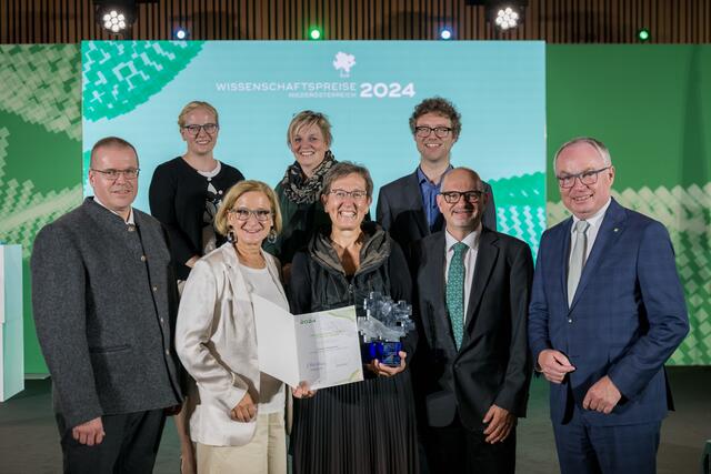Die Gewinner der Preise für Innovative Hochschullehre 2024 mit Landeshauptfrau Johanna Mikl-Leitner und LH-Stellvertreter Stephan Pernkopf. | Foto: Klaus Ranger