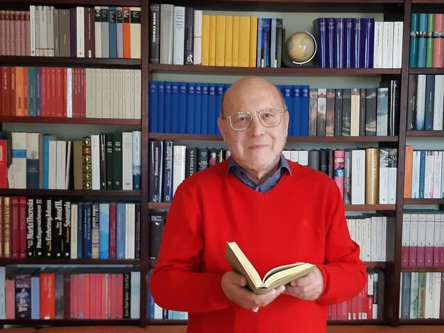 Johann Zauner in seiner Bibliothek in Walding | Foto: Zauner
