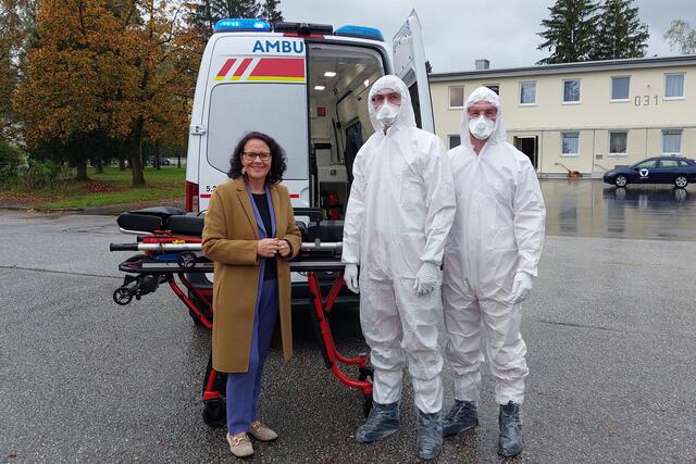 Das Land Salzburg probt am 10. und 11. Oktober 2024 gemeinsam mit den Einsatzorganisationen und den Salzburger Landeskliniken in der Schwarzenberg Kaserne für den radiologischen Notfall. Im Bild: Landesrätin Daniela Gutschi mit Einsatzkräften des Roten Kreuzes mit Schutzausrüstung Wals-Siezenheim. | Foto: Land Salzburg/Alexander Paier