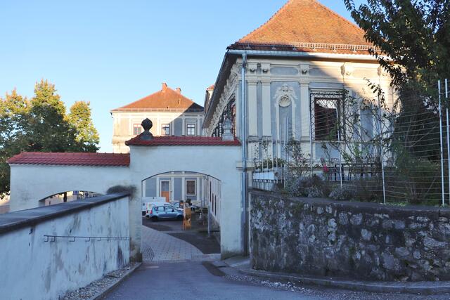 Das Schloss Wildon gab der Podiumsdiskussion eine Bühne. Hier findet auch die Auftaktveranstaltung zum Leaderprojekt statt. Im Jahr 1177 wurde Wildon erstmals urkundlich erwähnt, der Ort entwickelte sich und wurde früh zu einem Verkehrsknotenpunkt. In drei Jahren feiert die Gemeinde ihr 850-jähriges Bestehen.  | Foto: Edith Ertl