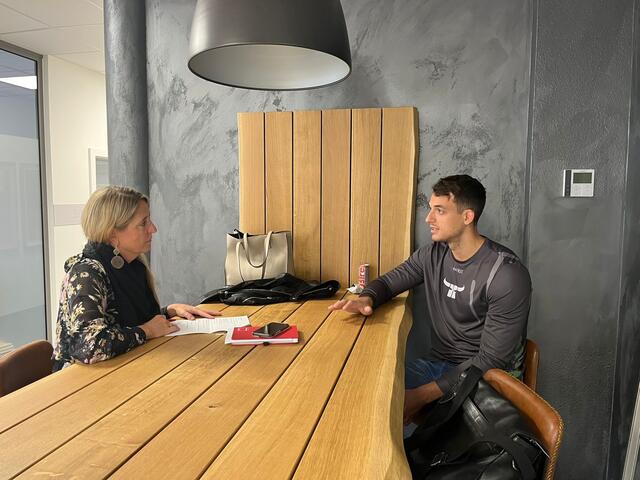 Nemanja "Nemo" Krstic im Gespräch mit Angelika Kern (MeinBezirk). | Foto: Sander
