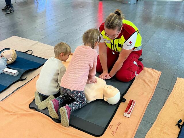 Rund 50 Teilnehmer:innen aller Altersstufen interessierten sich in Saalfelden für die richtigen Erste-Hilfe-Maßnahmen. | Foto: Rotes Kreuz Salzburg