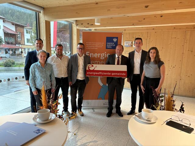Die Vertreter aus Bach und Sölden freuten sich gemeinsam mit den Repräsentanten der Energieagentur und LHStv. Geisler über den e5-Beitritt. | Foto: Reichel