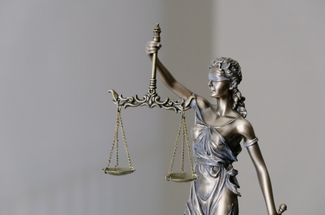 Die 20-jährige Angeklagte wurde vor Gericht nicht rechtskräftig freigesprochen.  | Foto: Unsplash