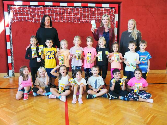 Vizebürgermeisterin Michaela Haidvogel, Direktorin Waltraud Hemm und Klassenlehrerin Stefanie Hinterleitner mit der 1b der Volksschule Südstadt. | Foto: Marktgemeinde Maria Enzersdorf