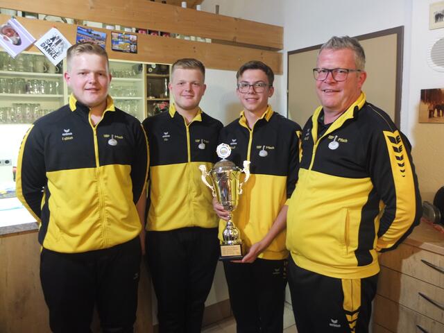 Die stolzen Cup-Sieger 2024 v.l.: Fabian Gruber, Florian Gruber, Noah Kastner und Manfred Gruber. | Foto: Schneider