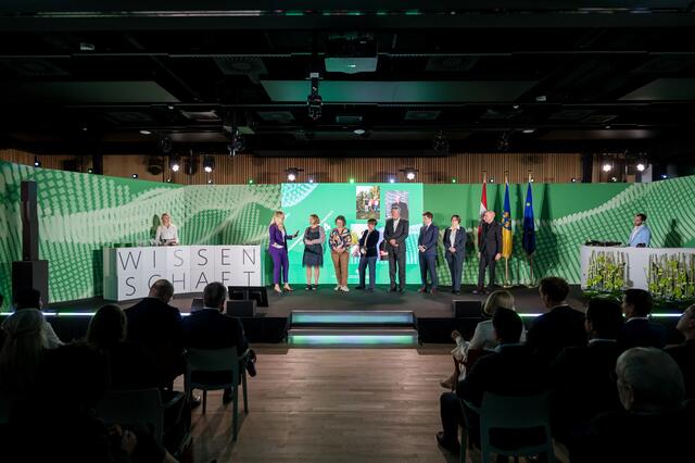 Moderatorin Nina Kraft mit den Preisträgern der Anerkennungspreise: Friederike Range, Zsófia Virányi , Sarah Marshall-Pescini, Kurt Kotrschal, Dan Alistarh, Michaela Griesser, Mathias Harzhauser. | Foto: Klaus Ranger